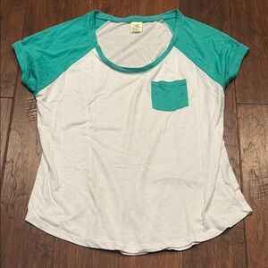 CM🩷 Medium Green and White Raglan Short Sleeve Tee